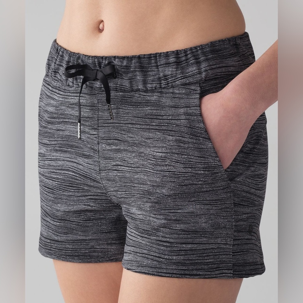 LULULEMON On The Fly Athletic Travel Short Bit Point Ice Grey Black Size 6